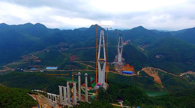 P7527 桥梁 中铁广州工程局塔机在贵州遵余高速TJ一Vll标湘江特大桥工地 1.jpg